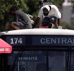 "Última parada 174" estréia dia 24/10 em todo o Brasil, menos em Jundiaí, que assistirá Corinthians x Grêmio pela série B.